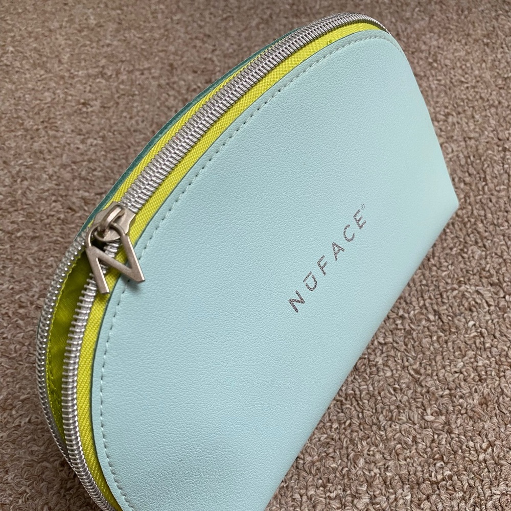 NuFACE the FIX Line Smoothing DeviceWhite w makeup zip bag